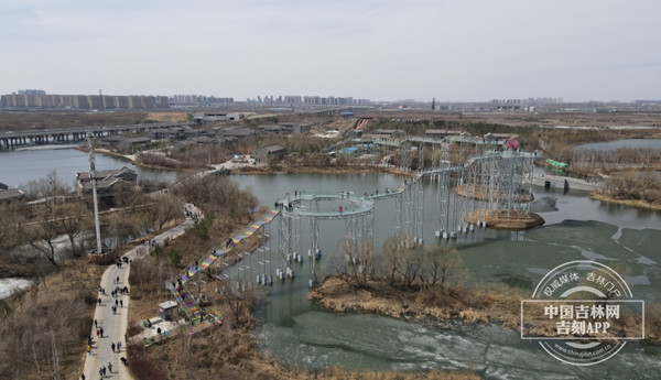 Glass bridge wows visitors to Jilin scenic area