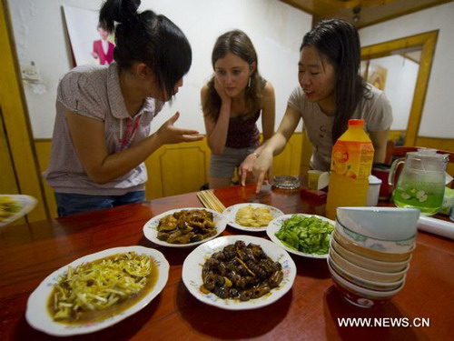 Students from Confucius Institutes attend summer camp in Hefei to taste Chinese culture