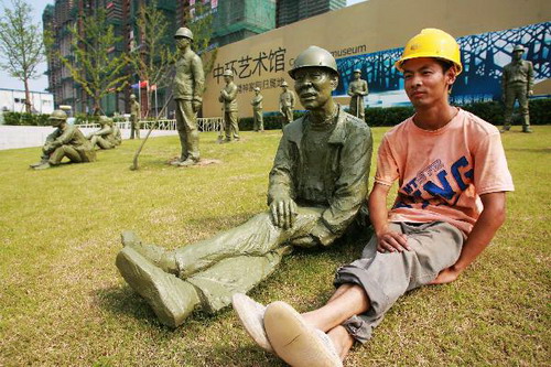 Migrant worker sculptures erected in Hefei