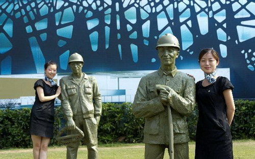 Migrant worker sculptures erected in Hefei