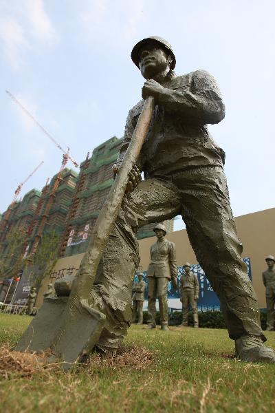 Migrant worker sculptures erected in Hefei