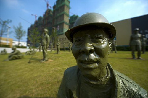 Migrant worker sculptures erected in Hefei