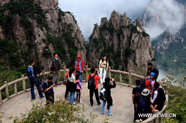 Famous spots in Anhui attract visitors during vacation