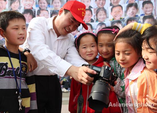 A wall of smiles in E China