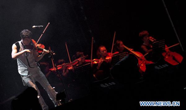 Singer Leehom Wang holds concert in Hefei