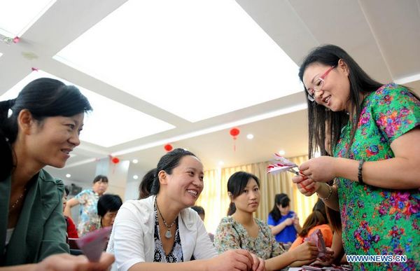 Festival themed paper cutting presented in Anhui