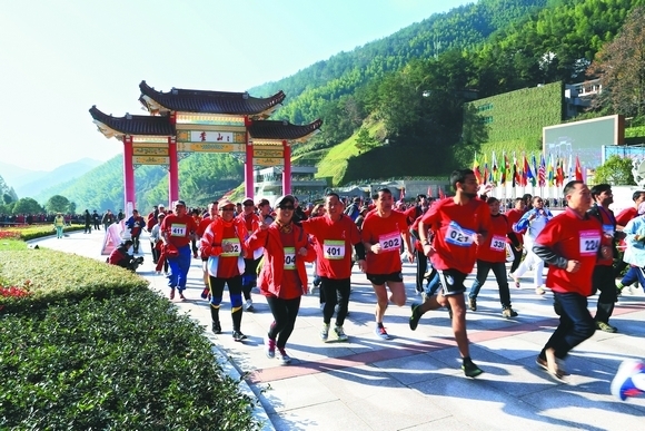 China Huangshan International Mountain-Climbing Competition kicks off