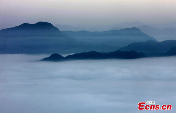 Beautiful scenery of sea clouds in Qiyun Mountain