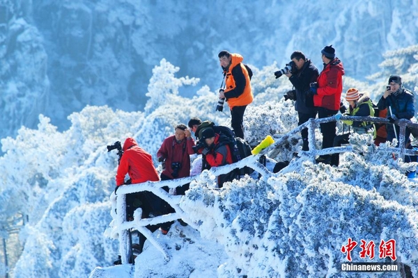 Stunning snow scenery of Huangshan Mountain