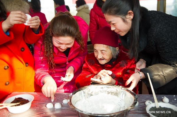 People make traditional snack to celebrate upcoming lantern festival