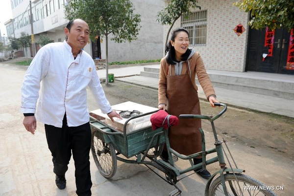 South Korean learns making tofu in Anhui