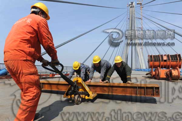 Main structure of Tongling Yangtze Rail Bridge completed