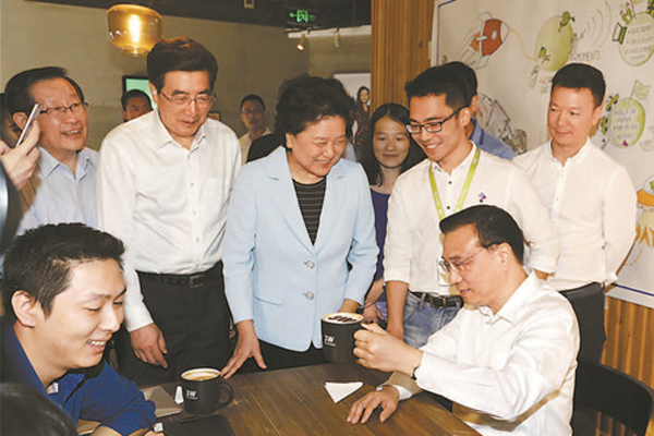 Premier Li visits Zhongguancun Entrepreneurship Street