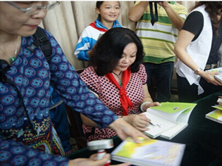 Famous writer gives books to students