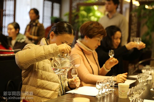 Chengdu people learn to taste Chinese liquor