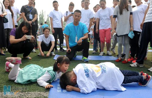4-year-old boy comes second among 1,000 planking in Chengdu