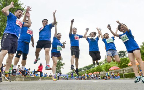 Female runners catch the men in Chengdu marathon