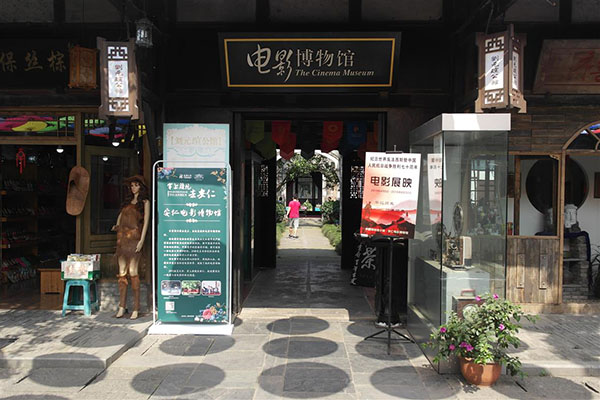 Tourists experience vintage fashion in Chengdu