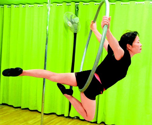70-year-old Chengdu woman excels in pole dance