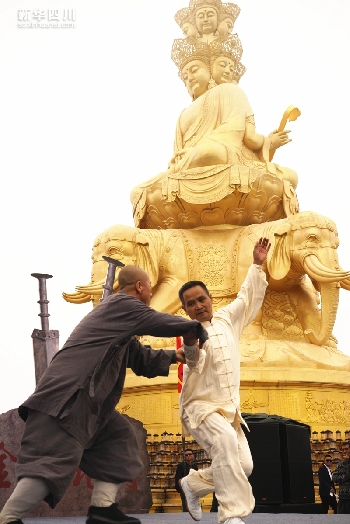 Duel atop Emei Mountain