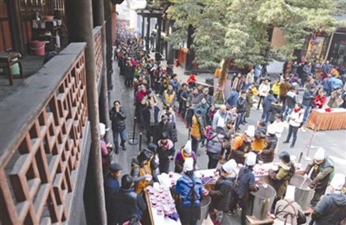 Chengdu Wenshu Monastery dishes out free Laba porridge