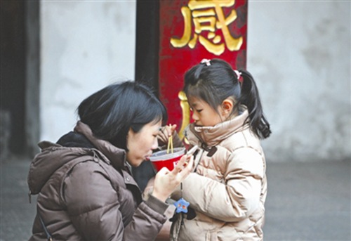 Chengdu Wenshu Monastery dishes out free Laba porridge