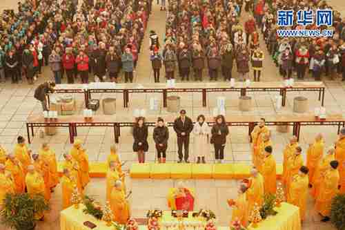 Chengdu Wenshu Monastery dishes out free Laba porridge