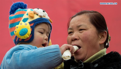 Chengdu people make spring rolls to welcome new year