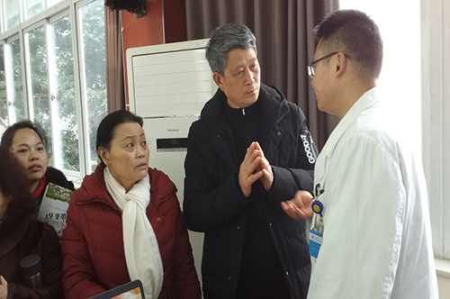 Wenjiang teaches seniors about health