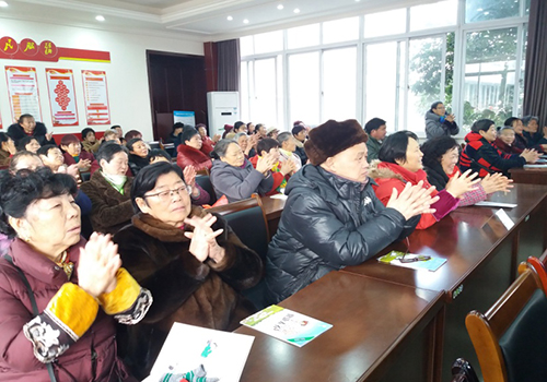 Wenjiang teaches seniors about health