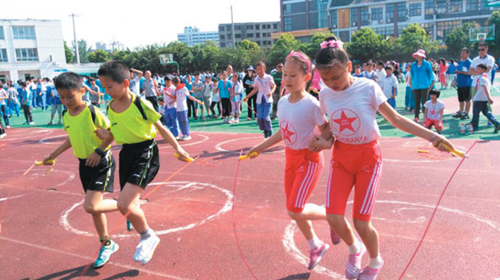 Wenjiang students have fun in rope jumping contest