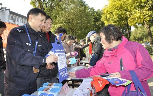 Wuxi promotes awareness of law to celebrate national Constitution Day