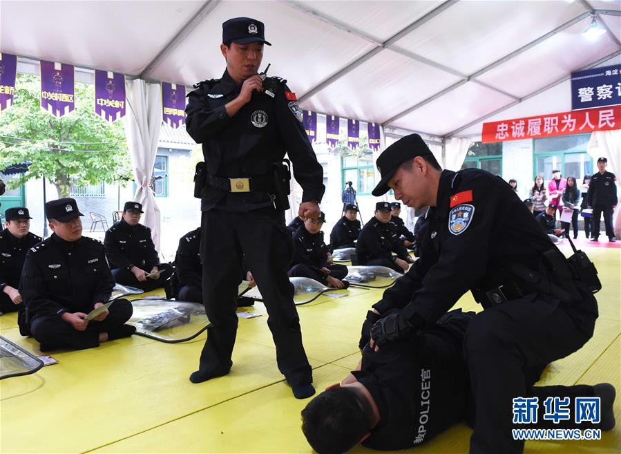 Policemen receive tactics training courses in camp