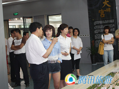 Actress Liu Xiaoqing visits Daming Palace