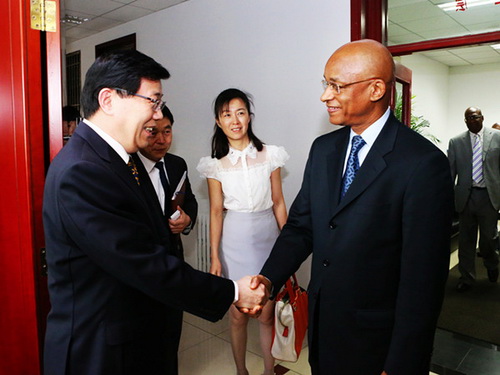 President Li Wei Met with Former Prime Minister of Guinea