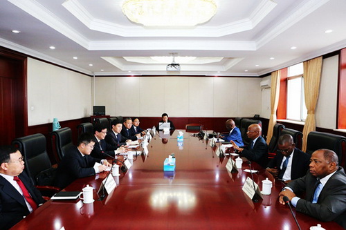 President Li Wei Met with Former Prime Minister of Guinea