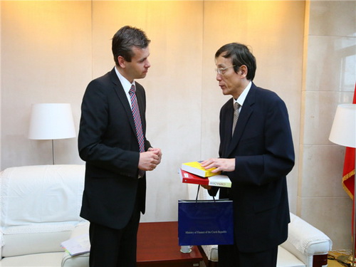 Liu Shijin meets with Czech Republic's finance ministry official