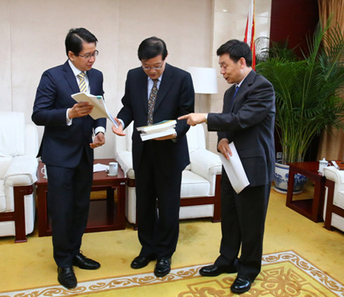 President Li Wei meets with Singapore's ambassador to China Mr. Stanley Loh Ka Leung