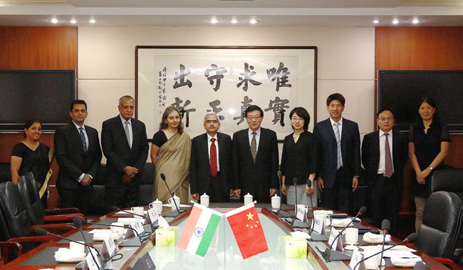 Li Wei meets with official from India