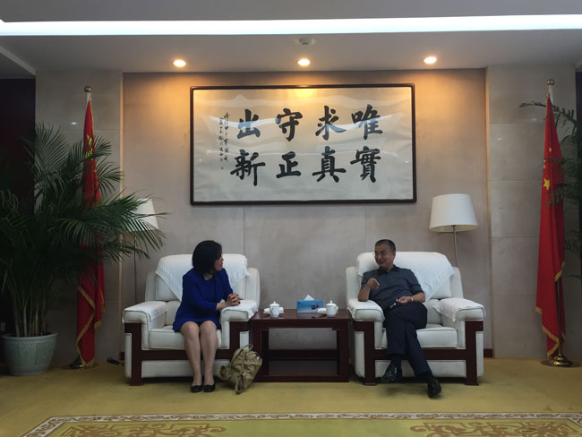 Zhang Laiming meets with Cambridge professor