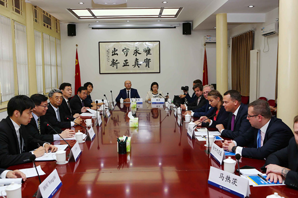 Li Wei meets with young Polish statesmen