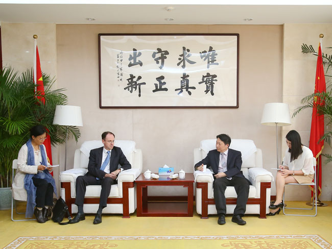 Long Guoqiang meets with official from French Ministry of Finance