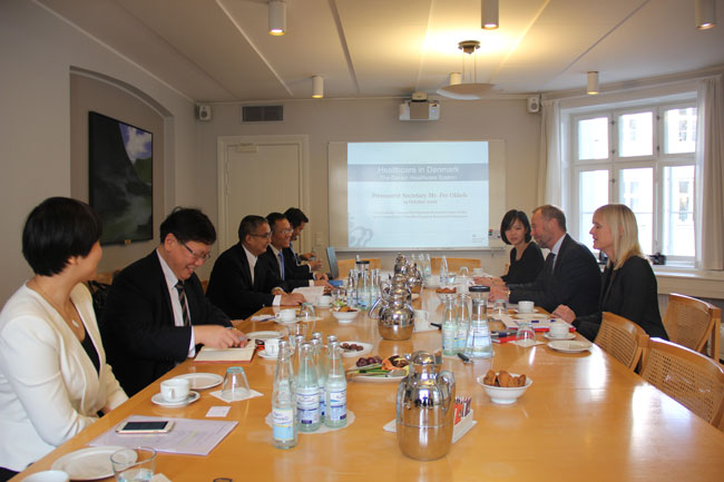 Zhang Laiming visits Britain and Denmark