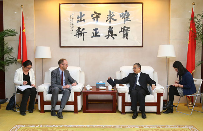 Zhang Laiming meets with CEO of LEGO group