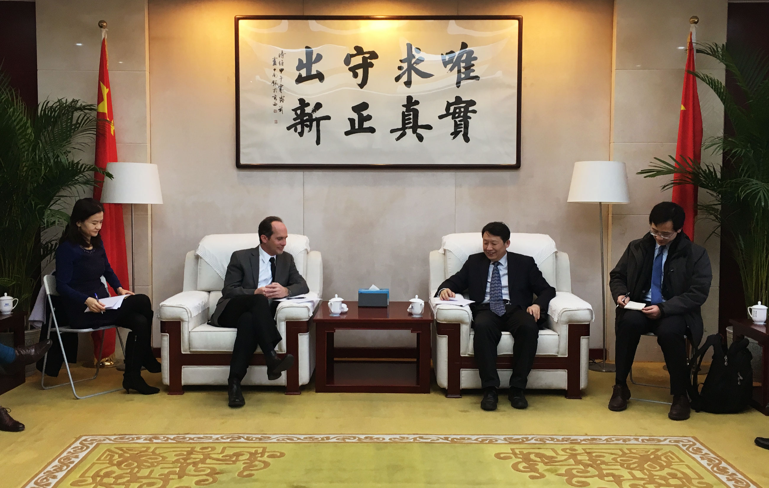Long Guoqiang meets with official from US-China Business Council