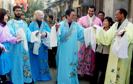 International teachers and students learn Chinese opera in E. China