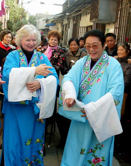 International teachers and students learn Chinese opera in E. China