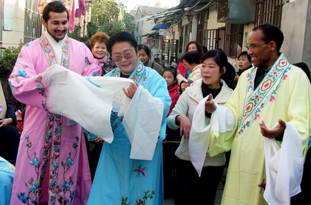 International teachers and students learn Chinese opera in E. China