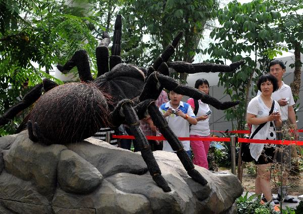 Tourists visit Greenhouse of Int'l Horticultural Exposition 2011 in China's Xi'an