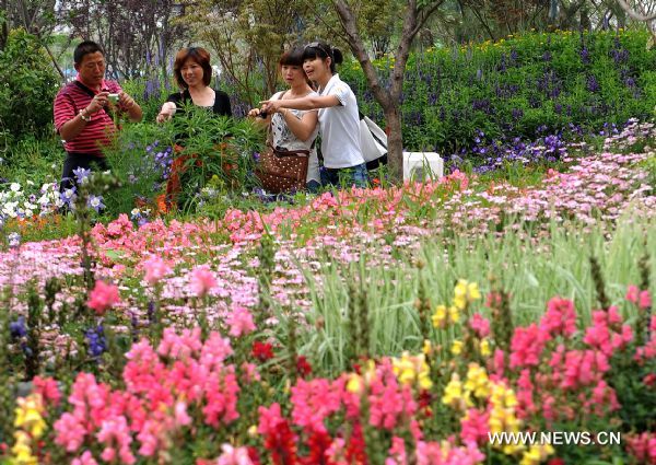 Visitors tour Int'l Horticultural Expo